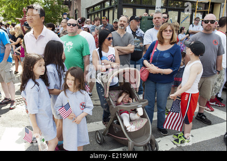 Große Schar von patriotischen Bewohner watch The Kings County Memorial Day Parade in der Bay Ridge Abschnitt von Brooklyn, NY, Mai 26, Stockfoto