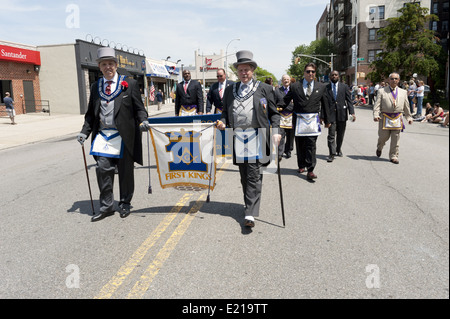 Freimaurer März in The Kings County Memorial Day Parade in der Bay Ridge Abschnitt von Brooklyn, NY, 26. Mai 2014. Stockfoto
