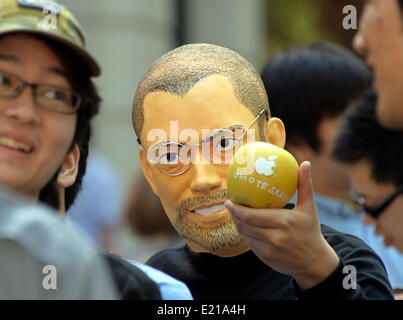 Tokio, Japan. 13. Juni 2014. Einige 1.000 Applemanias warten stundenlang vor der Eröffnung des neuen Apple Stores, achte im Land und die dritte in der Hauptstadt, im gehobenen Stadtteil Tokios der Omotesando auf Freitag, 13. Juni 2014. Bildnachweis: Aflo Co. Ltd./Alamy Live-Nachrichten Stockfoto