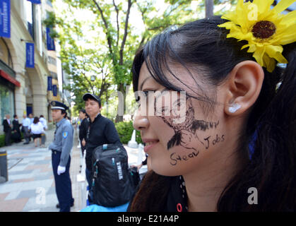 Tokio, Japan. 13. Juni 2014. Einige 1.000 Applemanias warten stundenlang vor der Eröffnung des neuen Apple Stores, achte im Land und die dritte in der Hauptstadt, im gehobenen Stadtteil Tokios der Omotesando auf Freitag, 13. Juni 2014. Bildnachweis: Aflo Co. Ltd./Alamy Live-Nachrichten Stockfoto