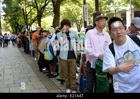 Tokio, Japan. 13. Juni 2014. Einige 1.000 Applemanias warten stundenlang vor der Eröffnung des neuen Apple Stores, achte im Land und die dritte in der Hauptstadt, im gehobenen Stadtteil Tokios der Omotesando auf Freitag, 13. Juni 2014. Bildnachweis: Aflo Co. Ltd./Alamy Live-Nachrichten Stockfoto