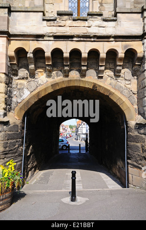 Blick durch Eastgate in Richtung Smith Street, Warwick, Warwickshire, England, Vereinigtes Königreich, West-Europa. Stockfoto