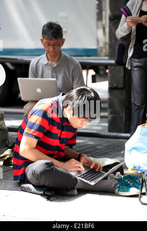 Tokio, Japan. 13. Juni 2014. Neue Apple Retail Store in Omotesando Bezirk öffnet seine Türen am 13. Juni 2014. Vom Morgen warten mehr als eintausend Apple Kunden entlang auf die Straße zu den neuen Flagship-Store geben. Dies ist die Nummer acht in Japan. Bildnachweis: Aflo Co. Ltd./Alamy Live-Nachrichten Stockfoto