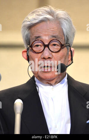 Tokio, Japan. 12. Juni 2014. Japanische Literatur Nobelpreisträger Kenzaburo Oe hält eine Rede im "nationalen Signature, Präsentation treffen, nicht um Sie kämpfen lassen '' in Tokio 12. Juni 2014. Bildnachweis: Hitoshi Yamada/NurPhoto/ZUMAPRESS.com/Alamy Live-Nachrichten Stockfoto