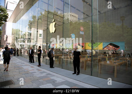 Tokio, Japan. 13. Juni 2014. Neue Apple Retail Store in Omotesando Bezirk öffnet seine Türen am 13. Juni 2014. Vom Morgen warten mehr als eintausend Apple Kunden entlang auf die Straße zu den neuen Flagship-Store geben. Dies ist die Nummer acht in Japan. Bildnachweis: Aflo Co. Ltd./Alamy Live-Nachrichten Stockfoto