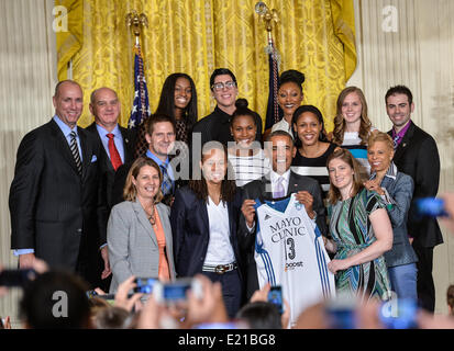 Washington, USA. 13. Juni 2014. US-Präsident Barack Obama (2. R Front) zeigt eine Geschenk-Trikot bei seinem Treffen mit der WNBA Champion Minnesota Lynx im Weißen Haus in Washington 12. Juni 2014. Barack Obama die WNBA Champion Minnesota Lynxthe gehostet und am Donnerstag seine Meisterschaft geehrt. Bildnachweis: Xinhua/Alamy Live-Nachrichten Stockfoto