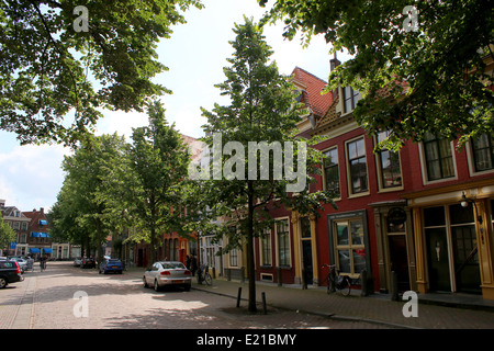 Malerische alte Häuser und Lagerhallen Eewal Street (Iewal auf Friesisch) in der friesischen Hauptstadt von Leeuwarden, Niederlande Stockfoto