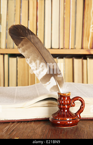 Vintage Stillleben. Quill im Tintenfaß auf einem Hintergrund von Büchern Stockfoto