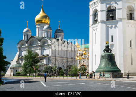 Moskau, Kreml, Zarenglocke und die Erzengel-Michael Kathedrale Stockfoto