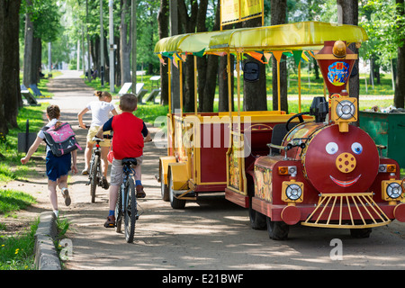 Russland, Kinder spielen am Uglitsch Stockfoto