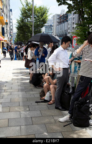 Tokio, Japan. 13. Juni 2014. Neue Apple Retail Store in Omotesando Bezirk öffnet seine Türen am 13. Juni 2014. Vom Morgen warten mehr als eintausend Apple Kunden entlang auf die Straße zu den neuen Flagship-Store geben. Dies ist die Nummer acht in Japan. Bildnachweis: Aflo Co. Ltd./Alamy Live-Nachrichten Stockfoto