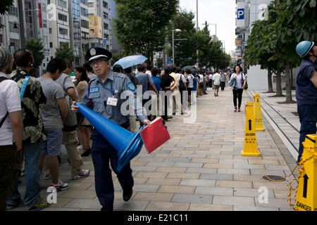 Tokio, Japan. 13. Juni 2014. Neue Apple Retail Store in Omotesando Bezirk öffnet seine Türen am 13. Juni 2014. Vom Morgen warten mehr als eintausend Apple Kunden entlang auf die Straße zu den neuen Flagship-Store geben. Dies ist die Nummer acht in Japan. Bildnachweis: Aflo Co. Ltd./Alamy Live-Nachrichten Stockfoto