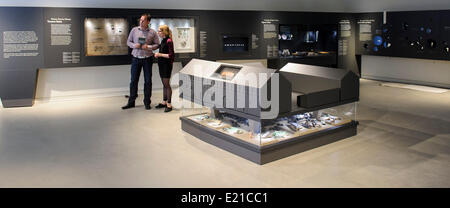 Mansfeld, Deutschland. 12. Juni 2014. Besuchern stehen hinter einer Rekonstruktion der Residenz der Adelsfamilie Luther während eines Presse-Preview der Luther-Ausstellung "Ich bin Ein Mansfeldisch Art" (lit.) Ich bin ein Kind von Mansfeld) in Mansfeld, Deutschland, 12. Juni 2014. Foto: Jens Schlueter/Dpa/Alamy Live News Stockfoto