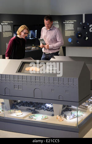 Mansfeld, Deutschland. 12. Juni 2014. Besuchern stehen hinter einer Rekonstruktion der Residenz der Adelsfamilie Luther während eines Presse-Preview der Luther-Ausstellung "Ich bin Ein Mansfeldisch Art" (lit.) Ich bin ein Kind von Mansfeld) in Mansfeld, Deutschland, 12. Juni 2014. Foto: Jens Schlueter/Dpa/Alamy Live News Stockfoto