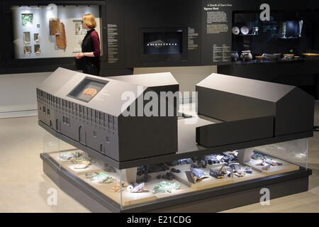 Mansfeld, Deutschland. 12. Juni 2014. Eine Frau steht hinter einer Rekonstruktion der Residenz der Adelsfamilie Luther während eines Presse-Preview der Luther-Ausstellung "Ich bin Ein Mansfeldisch Art" (lit.) Ich bin ein Kind von Mansfeld) in Mansfeld, Deutschland, 12. Juni 2014. Foto: Jens Schlueter/Dpa/Alamy Live News Stockfoto