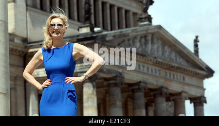 Berlin, Deutschland. 12. Juni 2014. Österreichische Sopranistin Eva Lind posiert für Fotografen nach einer Pressekonferenz am 23. Classic Open Air Festival am Gendarmenmarkt-Platz in Berlin, Deutschland, 12. Juni 2014. Das Festival läuft vom 03. Juli bis 8. Juli 2014. Bildnachweis: Dpa picture Alliance/Alamy Live News Stockfoto