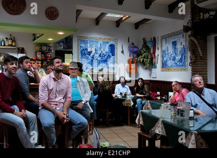 Leute zu beobachten Fußball auf Fernsehen (FIFA Fussball-Weltmeisterschaft Brasilien) Bar Pub Cafe Arcos de Frontera Spanien spanische Cadiz Stockfoto