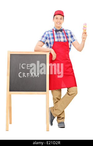 In voller Länge Portrait von ein Eisverkäufer stand eine Tafel Stockfoto