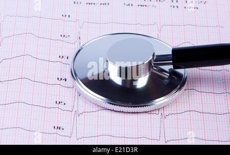 Stethoskop auf der ECG-Nahaufnahme. Stockfoto