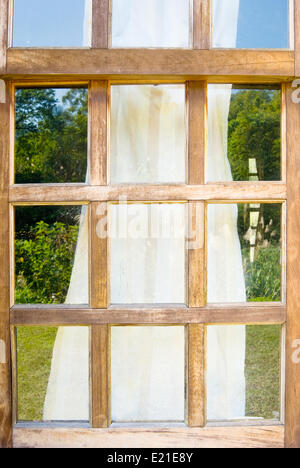 Alte Holzfenster mit Drapierung Stockfoto