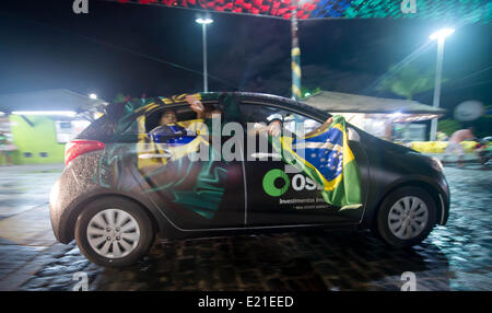 Porto Seguro, Brasilien. 12. Juni 2014. Menschen von Porto Seguro reagieren nach der FIFA WM 2014-Gruppe eine vorläufige Vorrundenspiel zwischen Brasilien und Kroatien in Sao Paulo auf einem Platz in Porto Seguro, Brasilien, 12. Juni 2014. Die FIFA WM 2014 wird vom 12 Juni bis 13. Juli 2014 in Brasilien stattfinden. Foto: Thomas Eisenhuth/Dpa/Alamy Live News Stockfoto