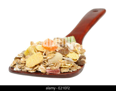 auf einem hölzernen Löffel Müsli Stockfoto