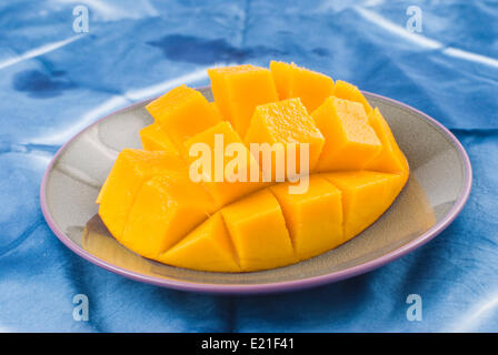 Frische leckere Mango-Frucht in Schale Stockfoto