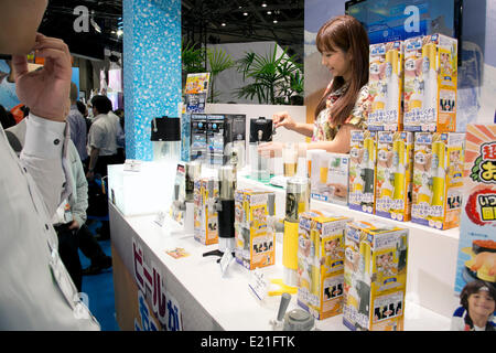 Tokio, Japan. 13. Juni 2014. Die Aussteller zeigen ihre Produkte während der internationalen Tokyo Toy Show 2014 in Tokyo Big Sight am 13. Juni 2014. Die Spielwarenmesse statt vom 12. Juni bis zum 15. Juni, zieht Käufer und Besucher durch die Einführung der neuesten Produkte präsentiert von verschiedenen Spielzeugmacher aus Japan und Übersee. Bildnachweis: Rodrigo Reyes Marin/AFLO/Alamy Live-Nachrichten Stockfoto