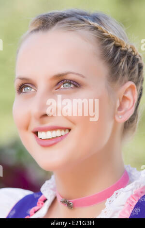 Strahlende junge Frau in einem dirndl Stockfoto