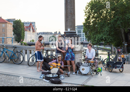 Straßenmusiker spielen während einer Tango Berlin öffnen Luft am Abend entlang der Spree Stockfoto