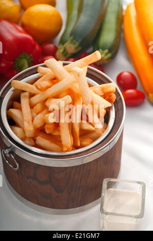 frische Pommes Frites auf einem Eimer Stockfoto