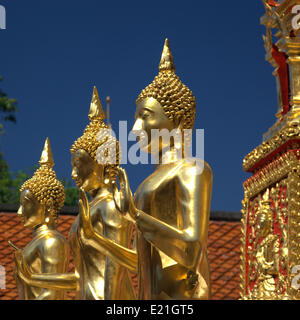 Drei goldene Buddhas vor blauem Himmel Stockfoto