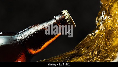 gefrorene Bierflasche auf einem schwarzen Hintergrund Stockfoto