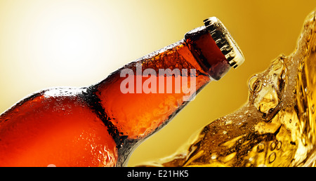 gefrorene Bierflasche, Fokus auf ein Zentrum Stockfoto