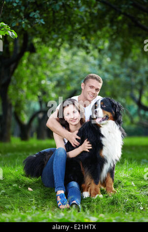 Paerchen Mit Berner Sennenhund Stockfoto