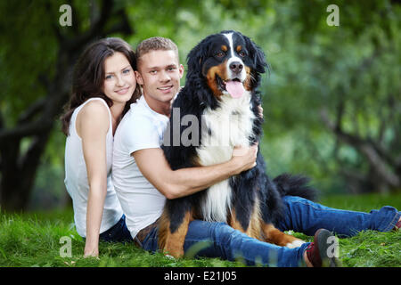 Paerchen Mit Berner Sennenhund Stockfoto