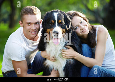 Paerchen Mit Berner Sennenhund Stockfoto