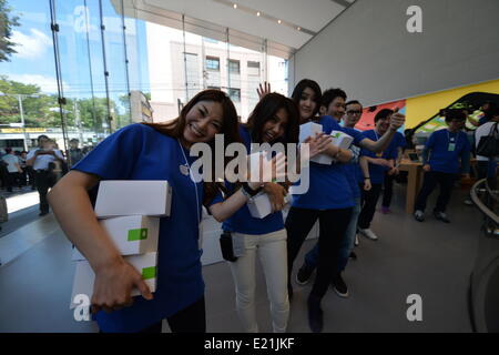 Tokio, Japan. 13. Juni 2014. Neue Apple Retail Store in Omotesando Bezirk öffnet seine Türen am 13. Juni 2014. Vom Morgen warten mehr als eintausend Apple Kunden entlang auf die Straße zu den neuen Flagship-Store geben. Dies ist der dritte Apple Store in Tokio und Achter in Japan zu öffnen. Bildnachweis: Koichi Mitsui/AFLO/Alamy Live-Nachrichten Stockfoto