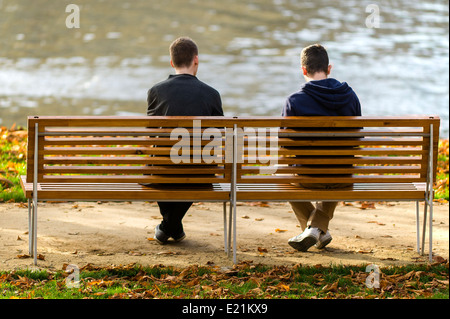 auf der Bank Stockfoto