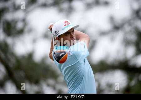 Pinehurst, North Carolina, USA. 12. Juni 2014. Rickie Fowler (USA) Golf: Rickie Fowler der Vereinigten Staaten abschlägt am 11. Loch während der 2014 US Open Golf Championship Vorrunde in Pinehurst Resort Country Club Nr. 2 Platz in Pinehurst, North Carolina, USA. Bildnachweis: Koji Aoki/AFLO SPORT/Alamy Live-Nachrichten Stockfoto