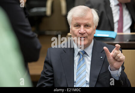 Berlin, Deutschland. 13. Juni 2014. Premier von Bayern Horst Seehofer (CSU) spricht vor einer Sitzung des Deutschen Bundesrates (Oberhaus des Parlaments) in Berlin, Deutschland, 13. Juni 2014. Foto: Jörg Carstensen/Dpa/Alamy Live News Stockfoto