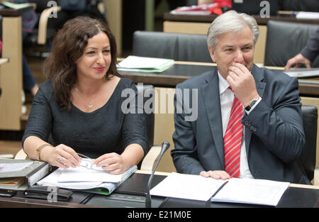 Berlin, Deutschland. 13. Juni 2014. EZB, Bürgermeister von Berlin Klaus Wowereit und der Berliner Senator für Arbeit, sitzen Frauenangelegenheiten und Integration Dilek Kolat (beide SPD) neben einander vor einer Sitzung des Deutschen Bundesrates (Oberhaus des Parlaments) in Berlin, Deutschland, 13. Juni 2014. Foto: Jörg Carstensen/Dpa/Alamy Live News Stockfoto