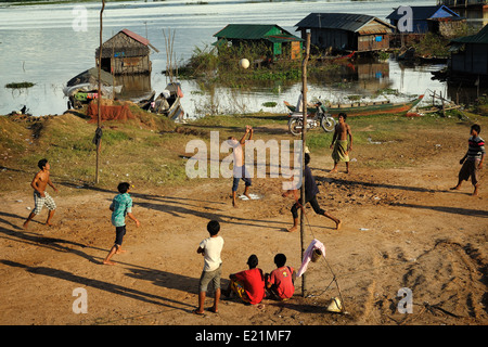 Jungen spielen Volleyball auf einem Stück des trockenen Landes in der schwimmenden Dorf Chong Kneas, Tonle Sap See, Kambodscha Stockfoto