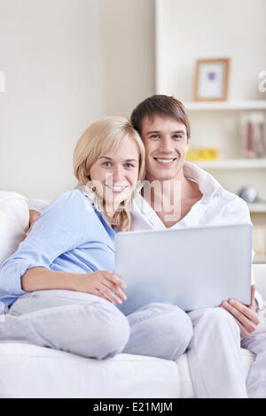 Junges Ehepaar zu Hause Stockfoto