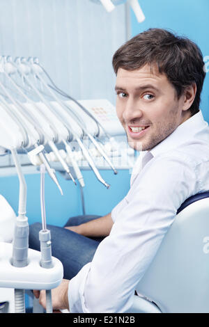 Attraktive junge Mann in der Zahnmedizin Stockfoto