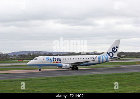 FlyBe Embraer ERJ170-200STD Verkehrsflugzeug des Rollens am Flughafen Manchester, England Stockfoto