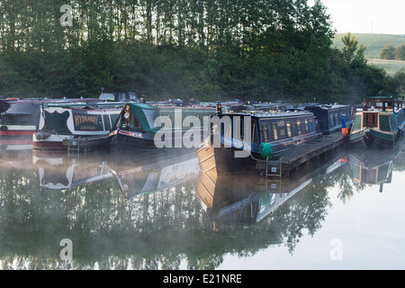 Narrowboats Braunston Marina am Grand Union canal bei Sonnenaufgang. Braunston, Northamptonshire, England Stockfoto