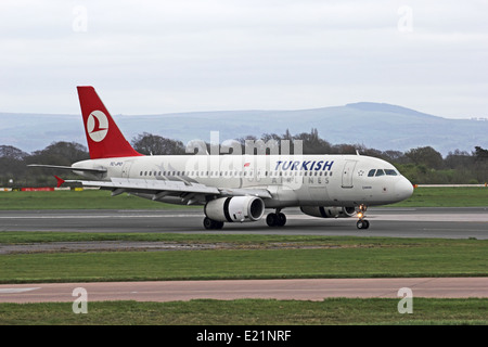 Turkish Airlines Airbus A320-232, TC-JPO, Rollen am Flughafen Manchester, England Stockfoto