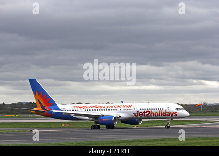 Jet2 Urlaub Boeing 757-23N Rollen am Flughafen Manchester, England Stockfoto