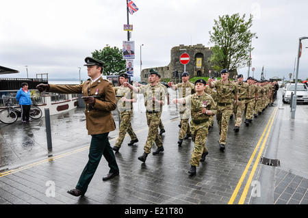 Soldaten aus dem Norden irische Pferd Regiment auf der Parade in Carrickfergus Stockfoto